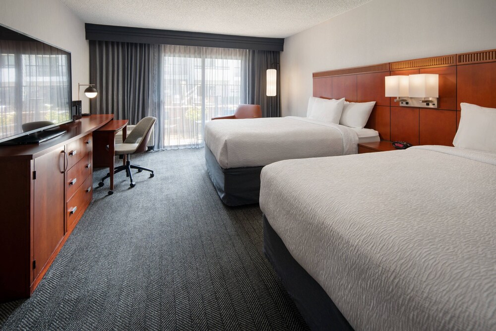 Courtyard by Marriott Fresno