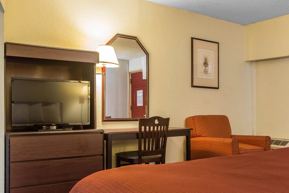 Rodeway Inn & Suites