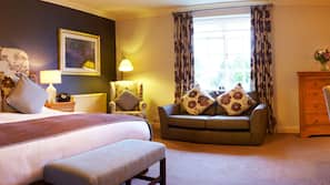 Hypo-allergenic bedding, desk, iron/ironing board, free WiFi