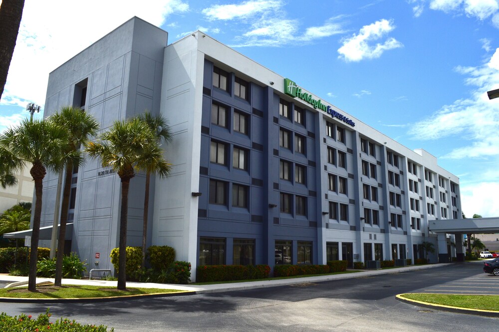 Holiday Inn Express & Suites Miami - Hialeah, an IHG Hotel