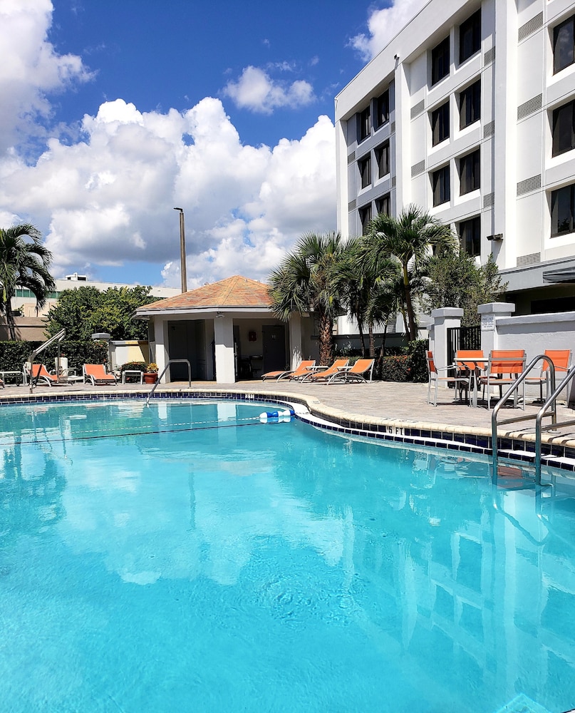 Holiday Inn Express & Suites Miami - Hialeah, an IHG Hotel