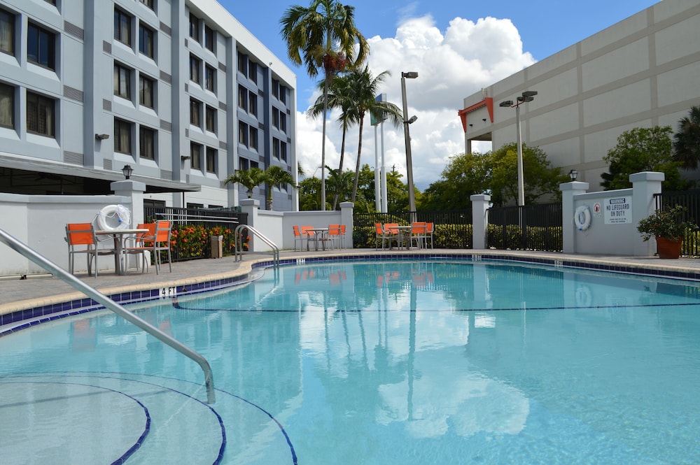 Holiday Inn Express & Suites Miami - Hialeah, an IHG Hotel