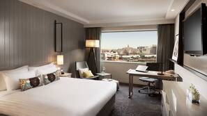 Hypo-allergenic bedding, in-room safe, desk, laptop workspace