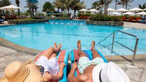 7 piscine all'aperto, ombrelloni da piscina, lettini