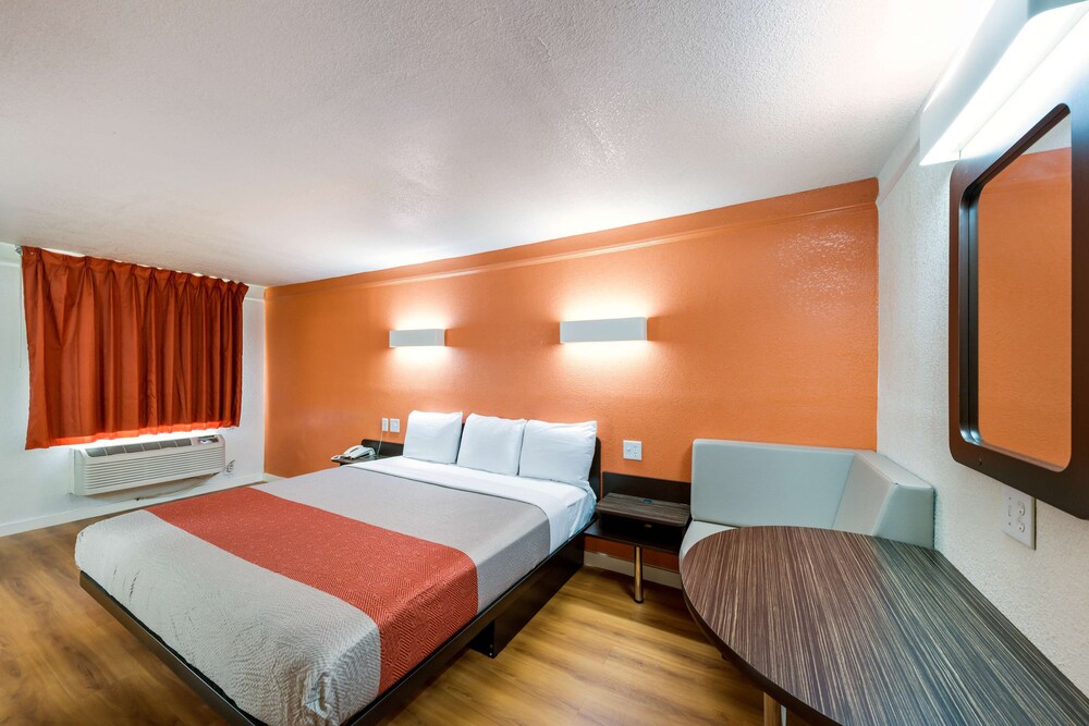 Motel 6 Dallas, TX - Farmers Branch