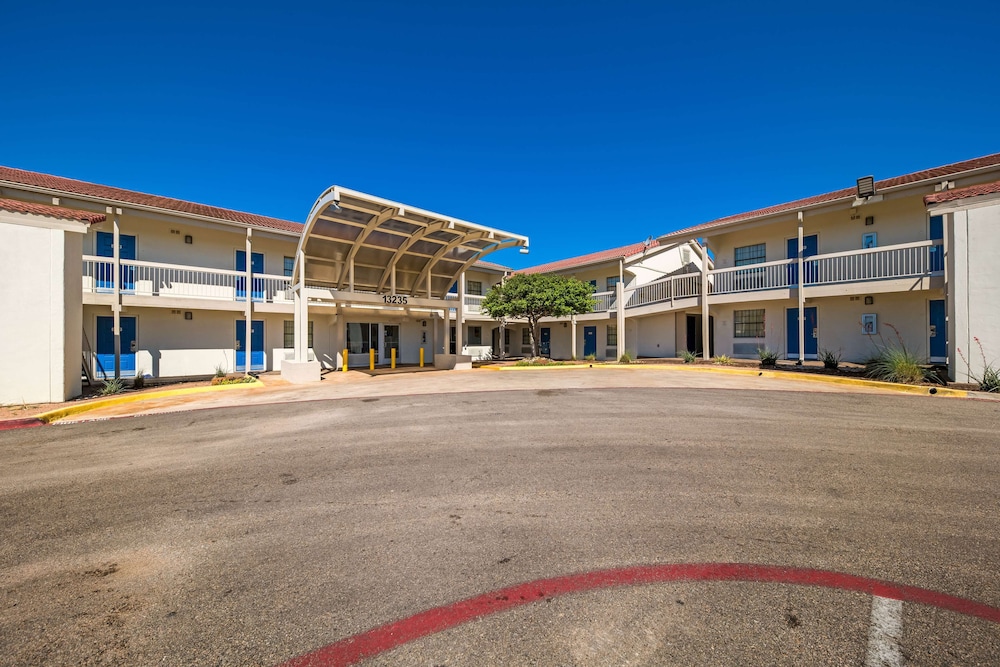 Motel 6 Dallas, TX - Farmers Branch