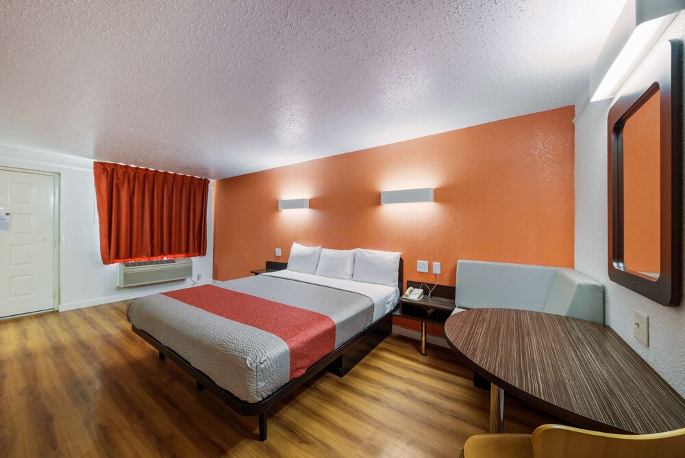 Motel 6 Dallas, TX - Farmers Branch