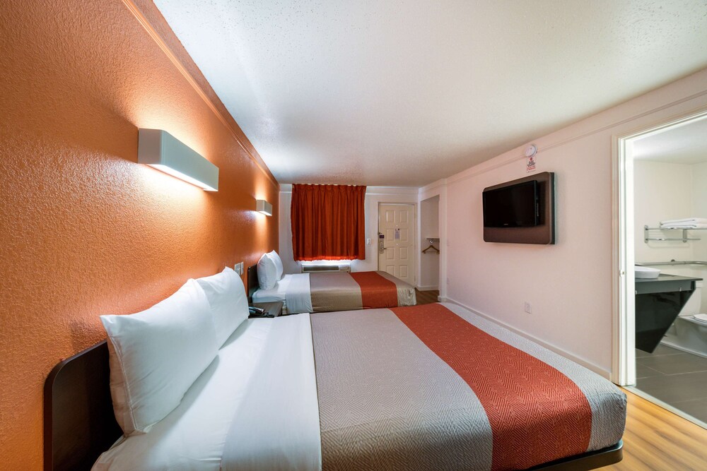 Motel 6 Dallas, TX - Farmers Branch