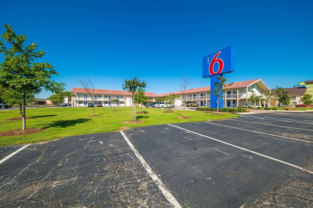 Motel 6 Dallas, TX - Farmers Branch