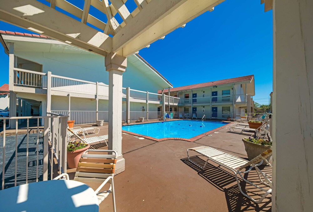 Motel 6 Dallas, TX - Farmers Branch