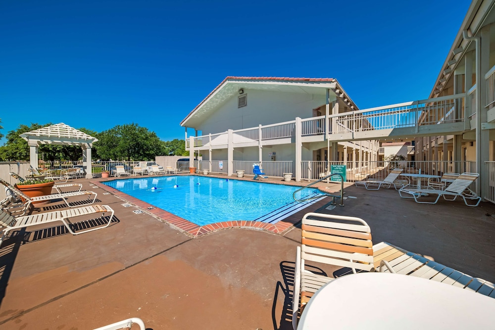 Motel 6 Dallas, TX - Farmers Branch