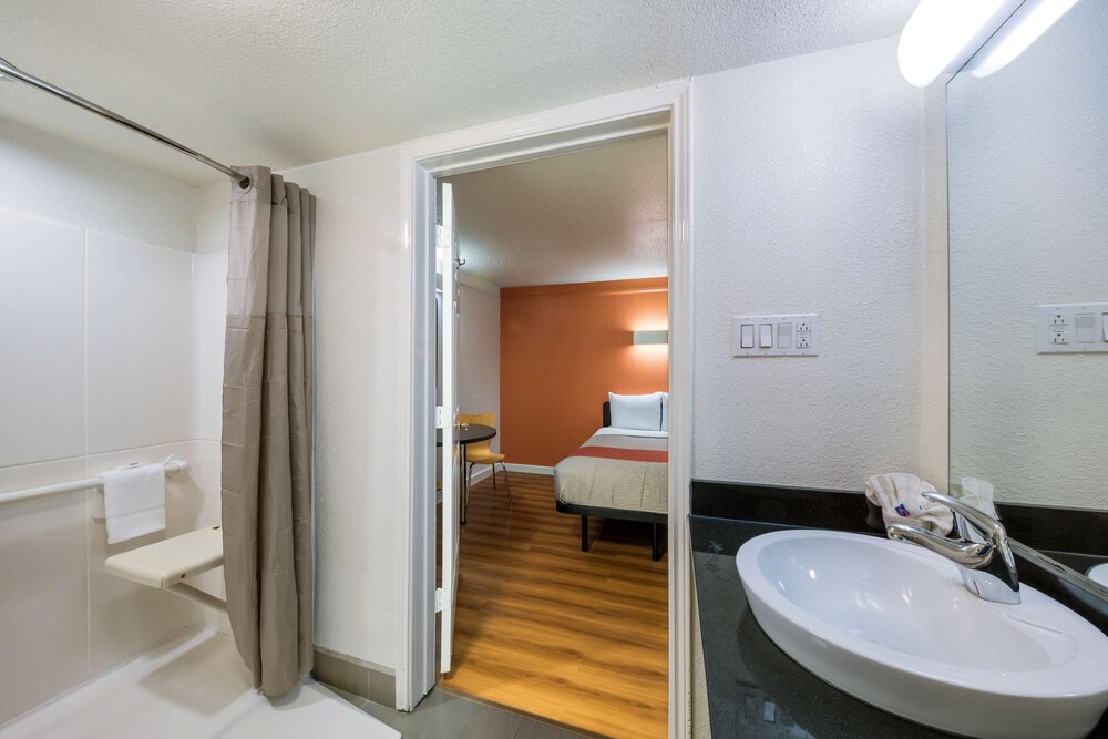 Motel 6 Dallas, TX - Farmers Branch