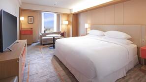 Hypo-allergenic bedding, down comforters, minibar, in-room safe