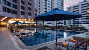 Kolam renang outdoor, dengan payung kolam renang
