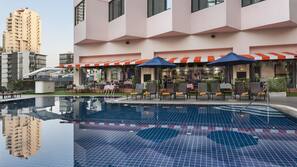 Kolam renang outdoor, dengan payung kolam renang