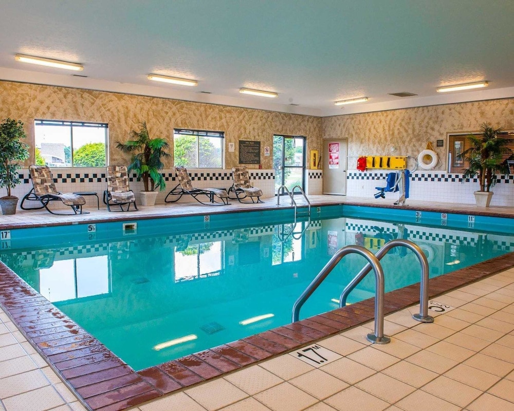 Pool, Comfort Inn near Indiana Premium Outlets