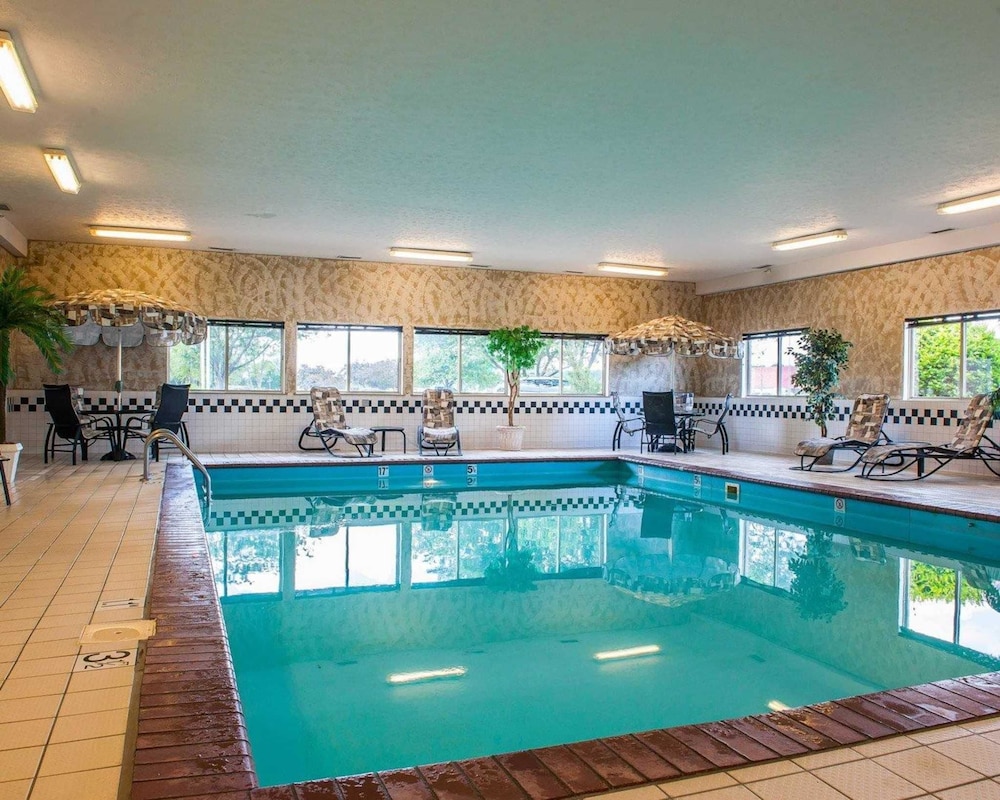 Pool, Comfort Inn near Indiana Premium Outlets