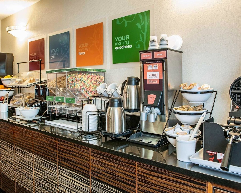 Breakfast area, Comfort Inn near Indiana Premium Outlets