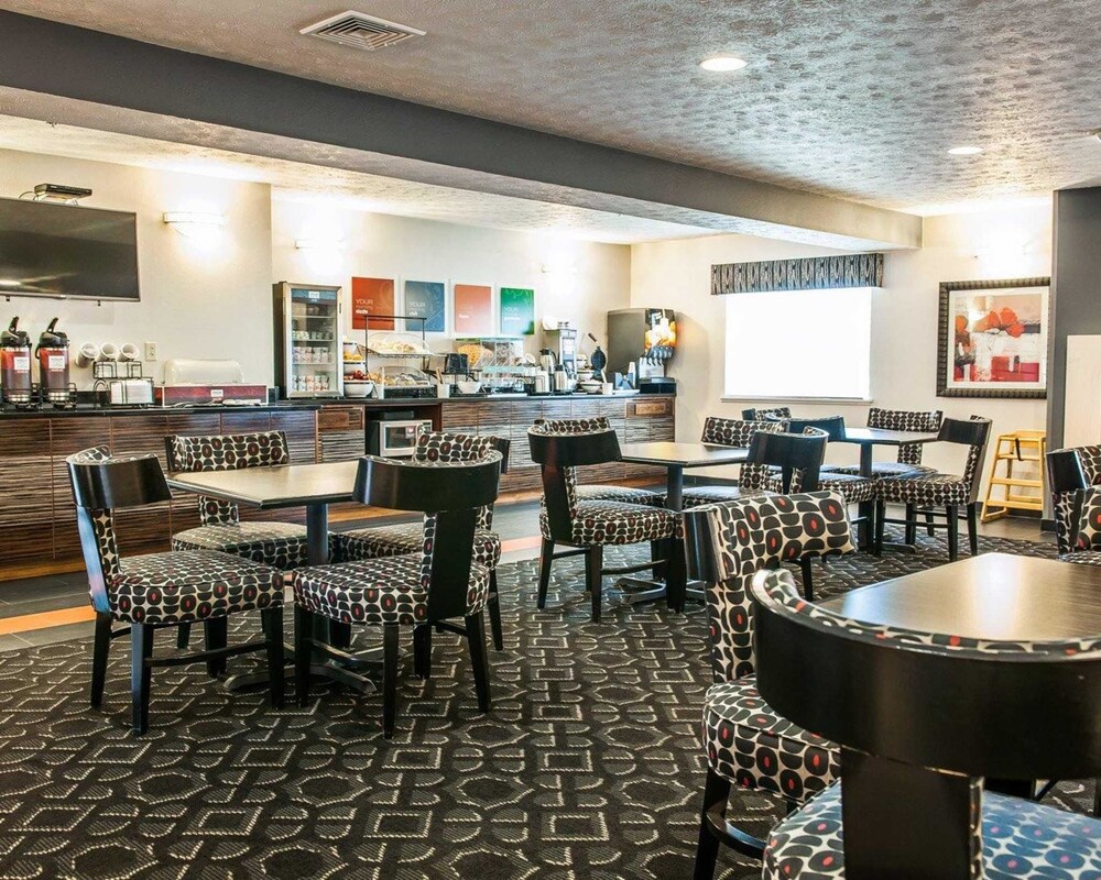 Breakfast area, Comfort Inn near Indiana Premium Outlets