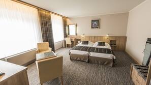 1 Schlafzimmer, Allergikerbettwaren, Schreibtisch