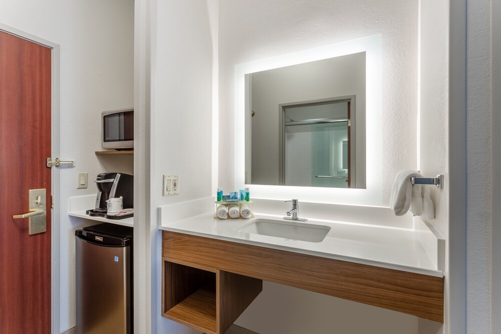 Holiday Inn Express Hotel & Suites Burlington, an IHG Hotel