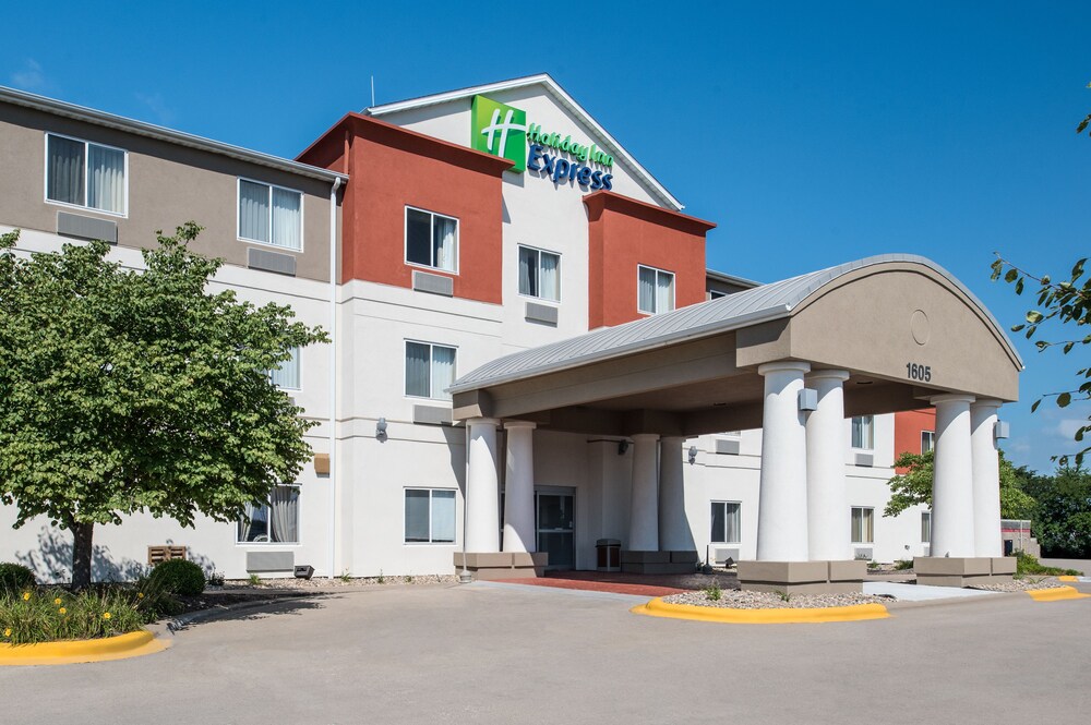 Exterior, Holiday Inn Express Hotel & Suites Burlington, an IHG Hotel