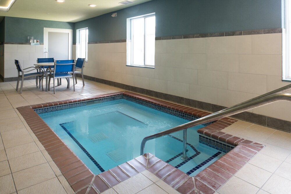 Pool, Holiday Inn Express Hotel & Suites Burlington, an IHG Hotel