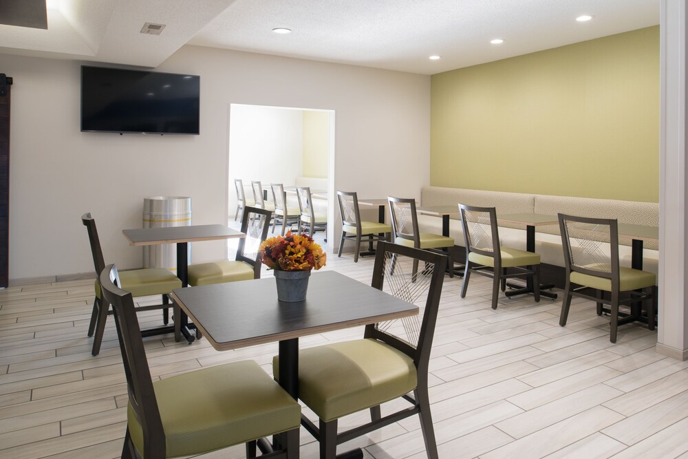 Dining, Holiday Inn Express Hotel & Suites Burlington, an IHG Hotel