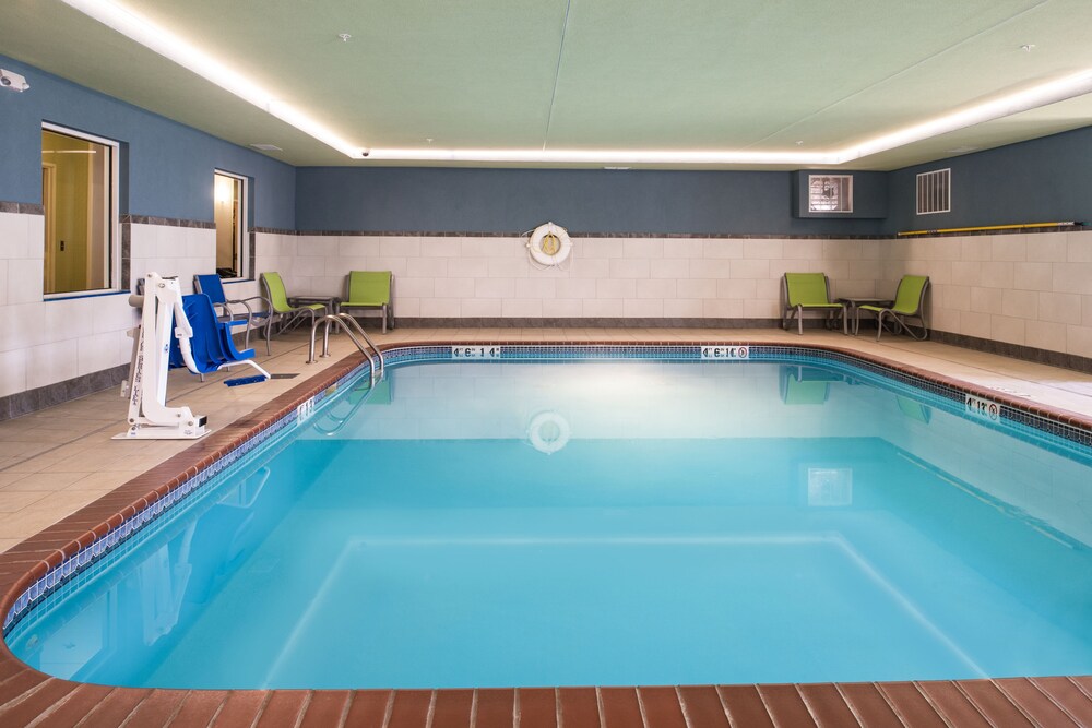 Pool, Holiday Inn Express Hotel & Suites Burlington, an IHG Hotel