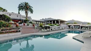 3 outdoor pools, pool loungers