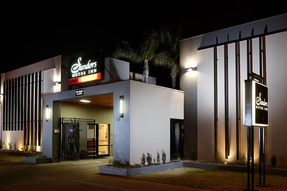 Sandors Motor Inn