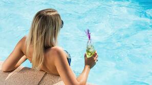 Outdoor pool, open 9 AM to 9:30 PM, pool loungers