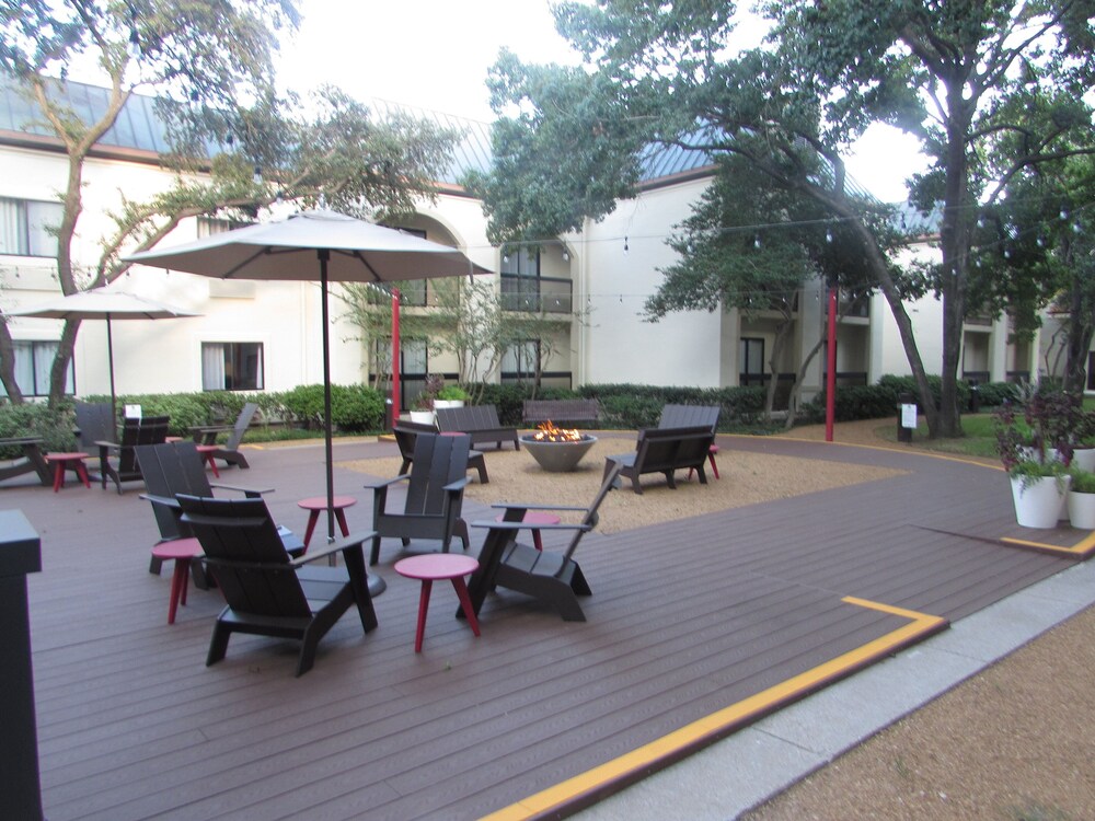 BBQ/picnic area, Holiday Inn Irving Las Colinas, an IHG Hotel