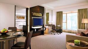 Minibar, in-room safe, Internet