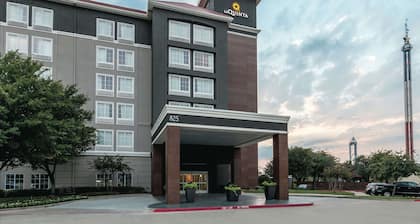 La Quinta Inn & Suites by Wyndham Arlington North 6 Flags Dr