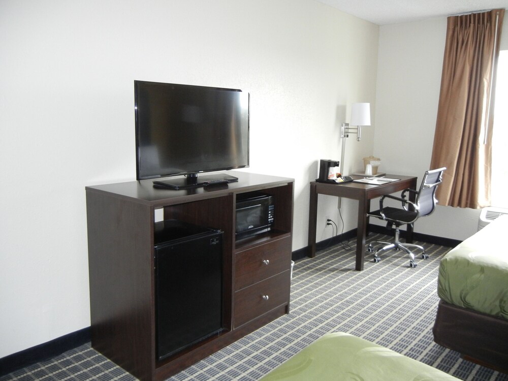 Room, Quality Inn Toledo Airport