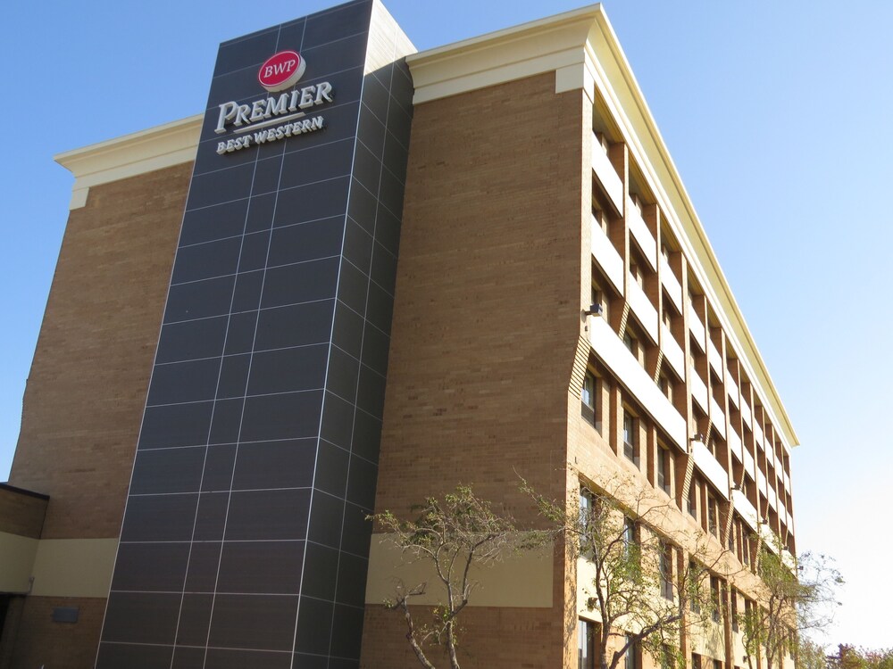 Best Western Premier Milwaukee Brookfield Hotel Suites - 