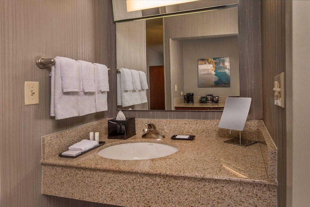 Bathroom, Sonesta Select Arlington Rosslyn