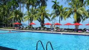 Kolam renang outdoor, dengan cabana gratis