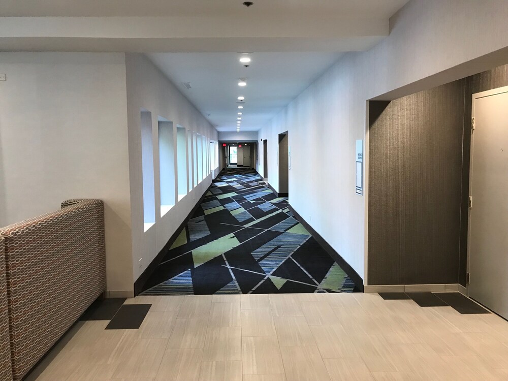 Holiday Inn Express Naperville, an IHG Hotel