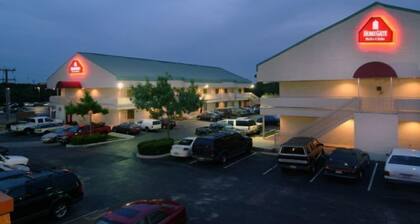 HomeGate Studios & Suites San Antonio Fiesta Park
