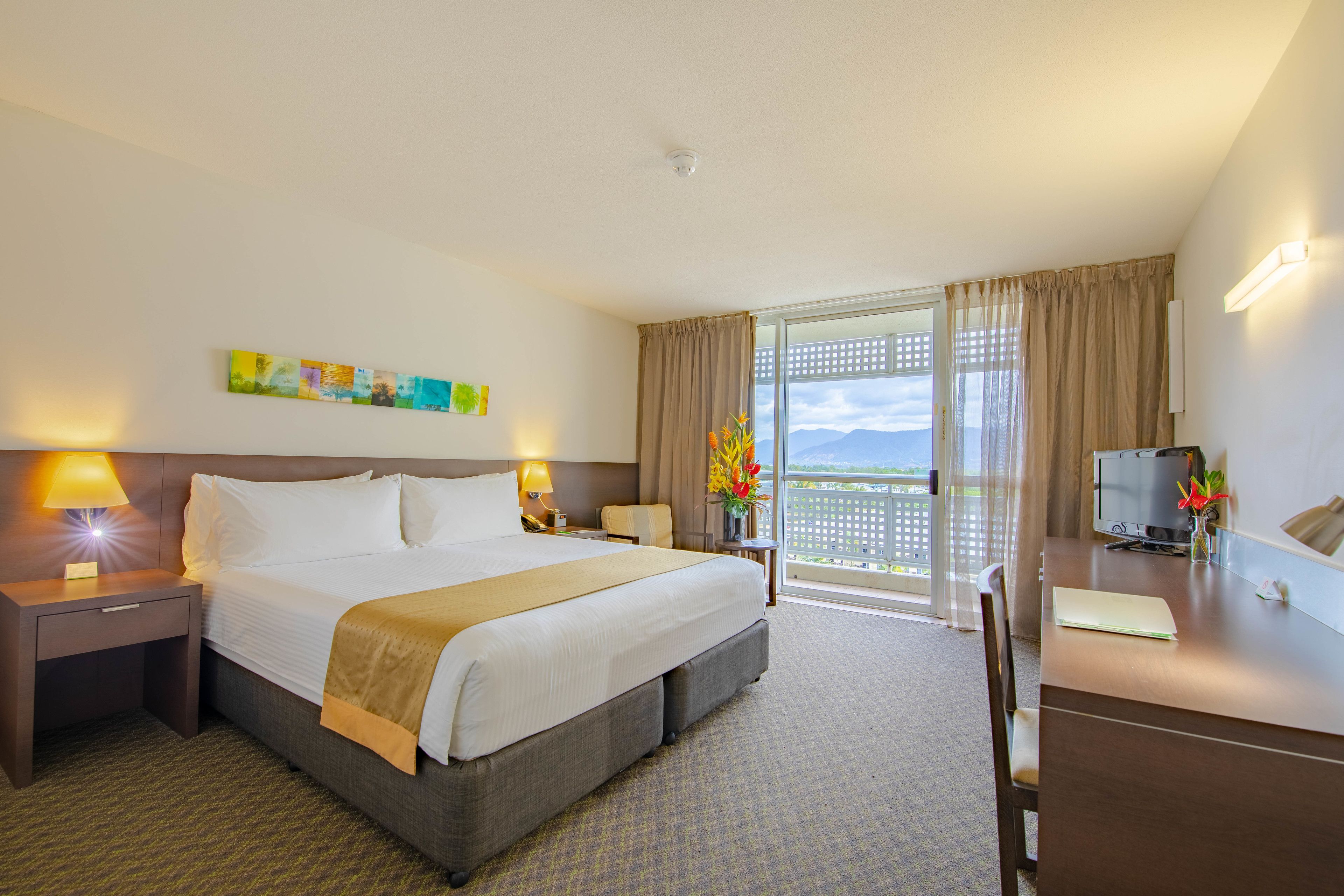 Holiday Inn Cairns Harbourside