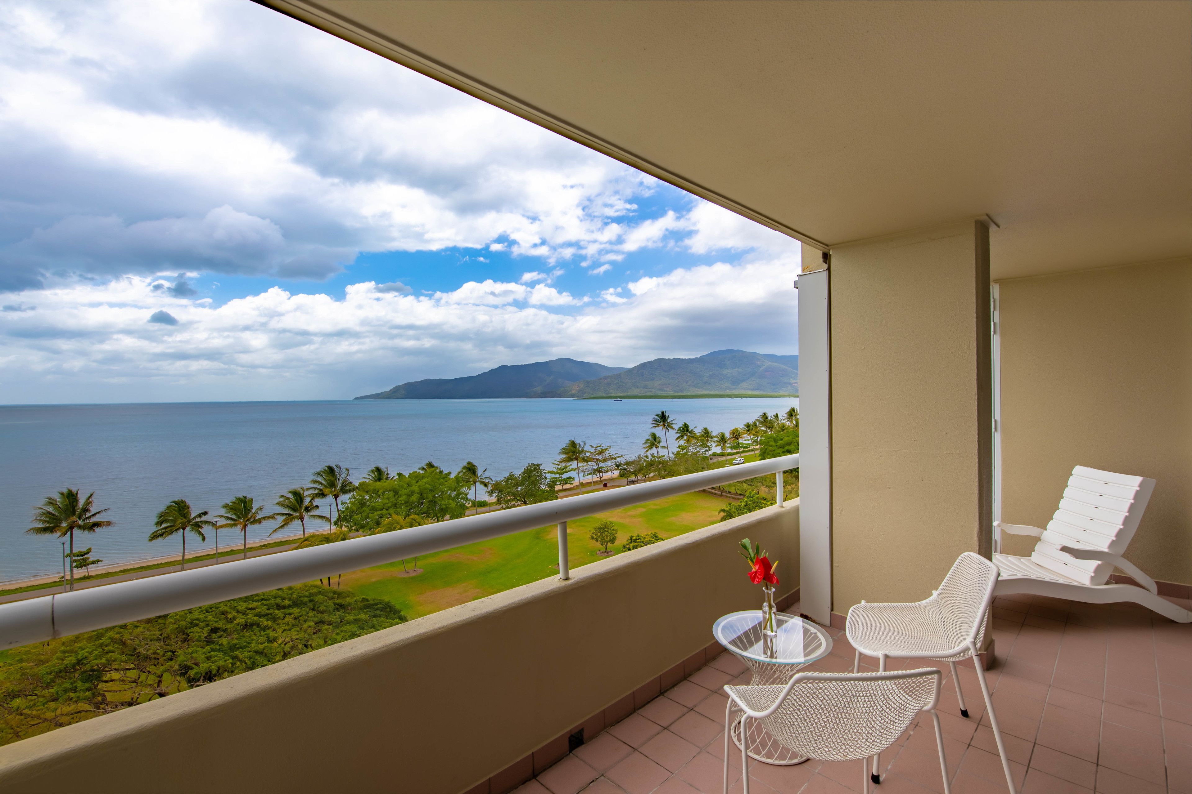 Holiday Inn Cairns Harbourside