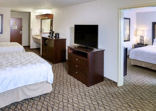 Big Sky Hotels With A Pool Cheap Hotels With Pools From 59