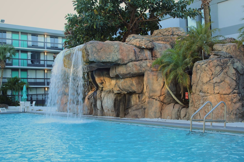 Opal Hotel & Suites