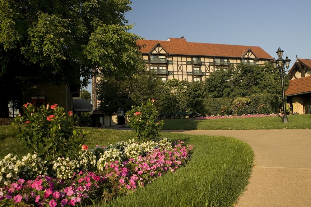 Garden, Sheraton Westport Chalet Hotel St. Louis