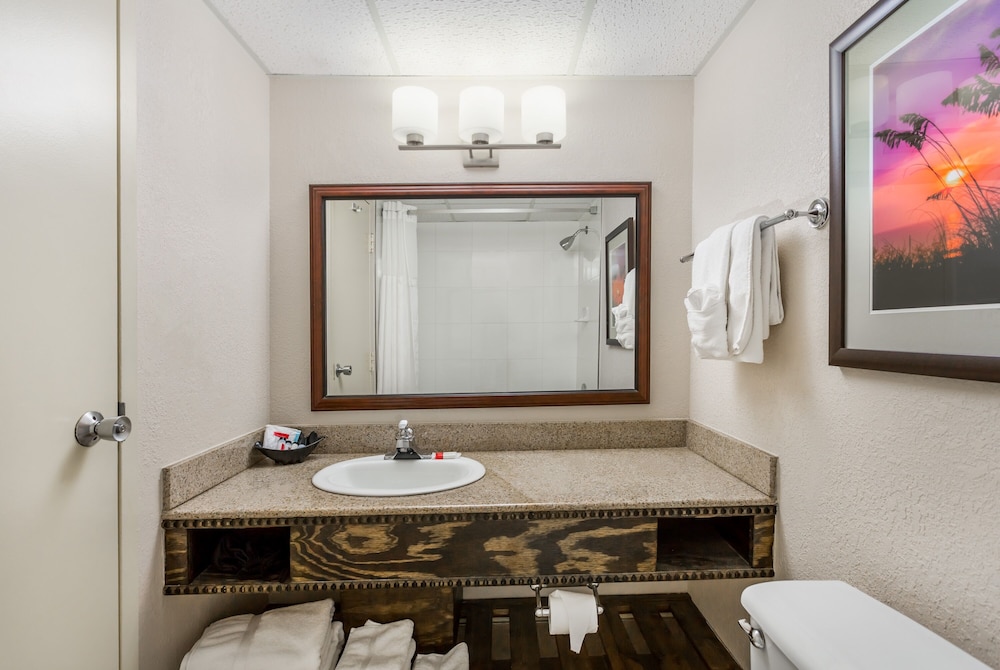 Bathroom, Ramada Plaza by Wyndham Nags Head Oceanfront