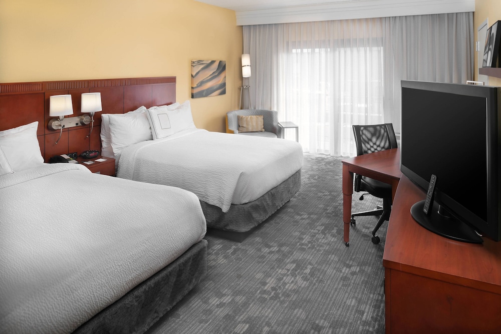 Courtyard by Marriott St Louis Westport Plaza