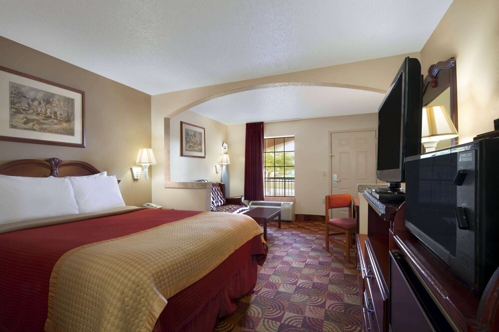 Days Inn & Suites by Wyndham Tuscaloosa - Univ. of Alabama