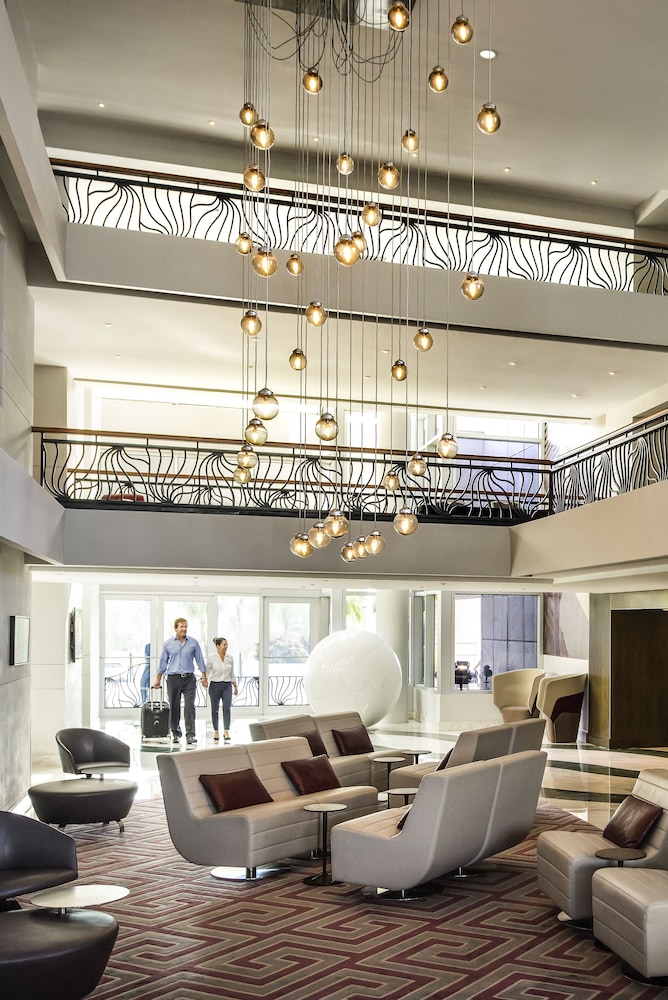 Lobby sitting area, Pullman Miami Airport